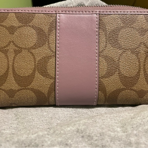 Like New Signature coach wallet - Picture 2 of 5
